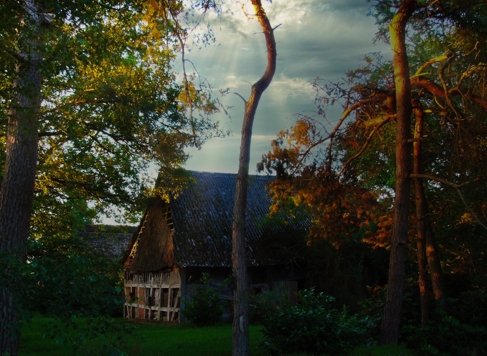 Landschaft mit altem Gebäude, Sonne Wolken-Mix